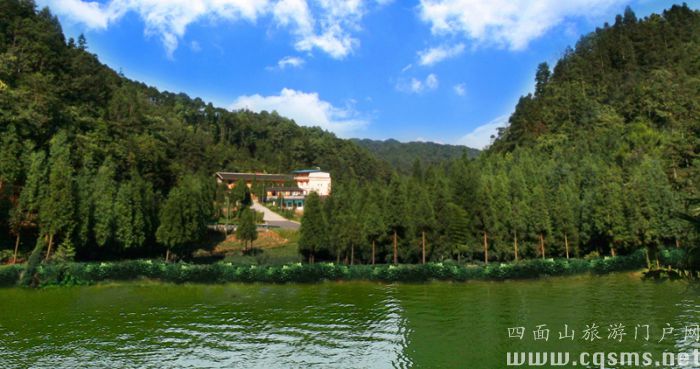 侯开13618377199(全国免费电话)4008058237四面山土地岩景区 世外桃源度假村(三星级)坐落于国家AAAAA级风景名胜区四面山土地岩景区农家乐一条街,地理位置相当优越,位于六大景区中心,到各景区车程最远的不超过15分钟,土地岩景区、珍珠湖景区、插旗山景区步行即可到达,房间干净整洁,吃的是地道的自种农家菜。 2013年荣获重庆50强农家乐称号,2014年被评为重庆市三星级农家乐称号,是顾客放心的农家大院。 农家乐规模大,设施配套齐全,占地面积约2400,有大型停车场2个,有宽大明亮的