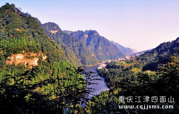 四面山镇全景 龙潭湖全景